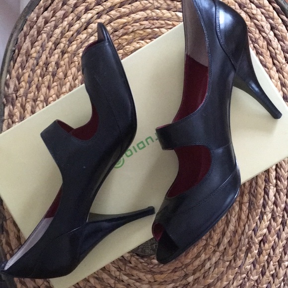 NWT Max Studio Pinscher Black Leather Heel - Picture 3 of 7